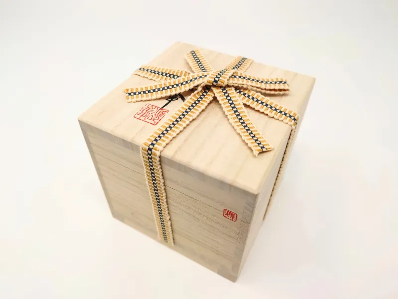 Satsuma Kiriko Ochoko (small cup) "Hanayaka": Gold Red by Shōhō